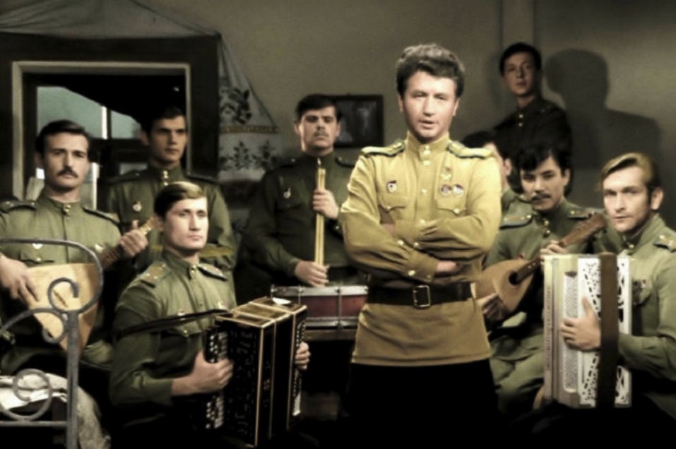 Leonid Bykov as Captain Oleksiy Tytarenko